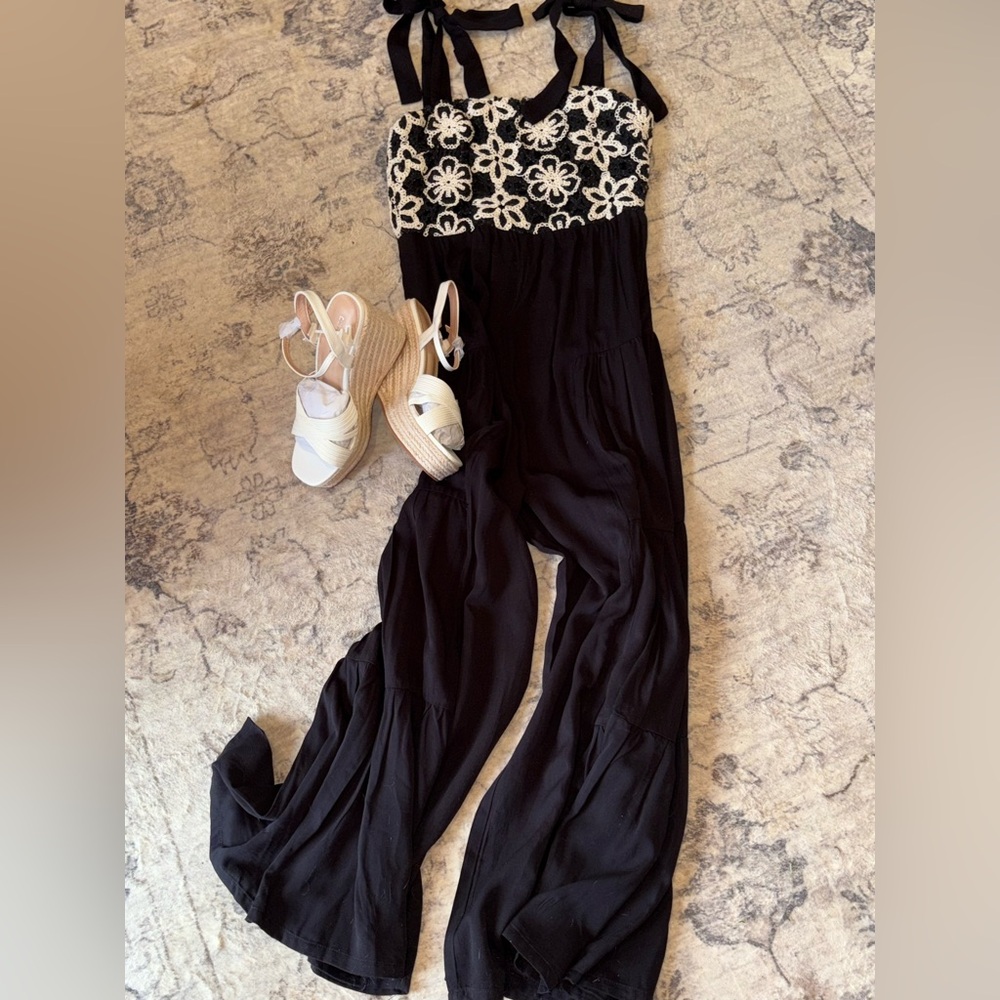 Black and White Floral Jumpsuit with Wide-Leg Design